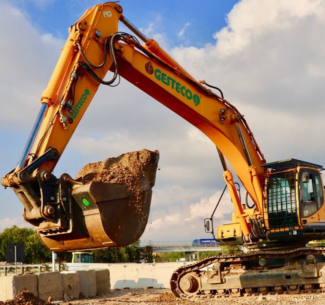 The Hyundai HX300NL helps building a third lane on the Italian A4 motorway